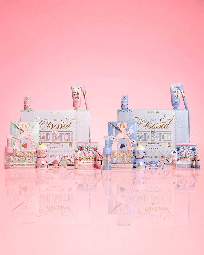 Collection de produits de beauté P.Louise fraise et myrtille avec emballage 'Obsessed For Bad Bitch' sur un fond rose