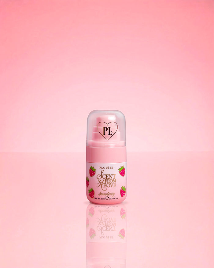 P.Louise Mini Brume Cheveux & Corps Fraise Parfum D'En Haut sur fond rose