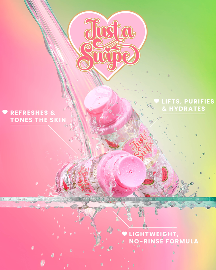 Bouteilles d'eau micellaire parfumée à la pastèque P. Louise 'Just A Swipe' avec éclaboussures d'eau sur fond rose et vert