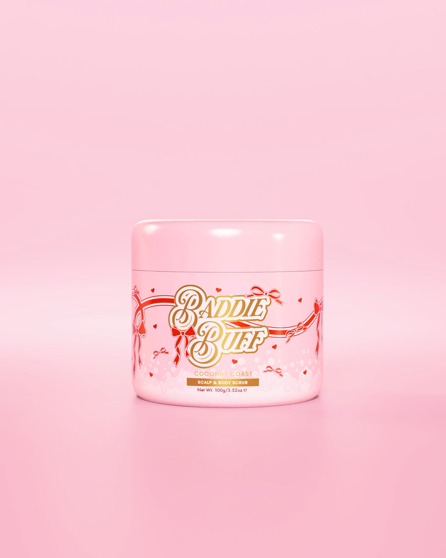 Un bain rose P.Louise ou un gommage au sucre pour le cuir chevelu et le corps Baddie Buff à Coconut Coast