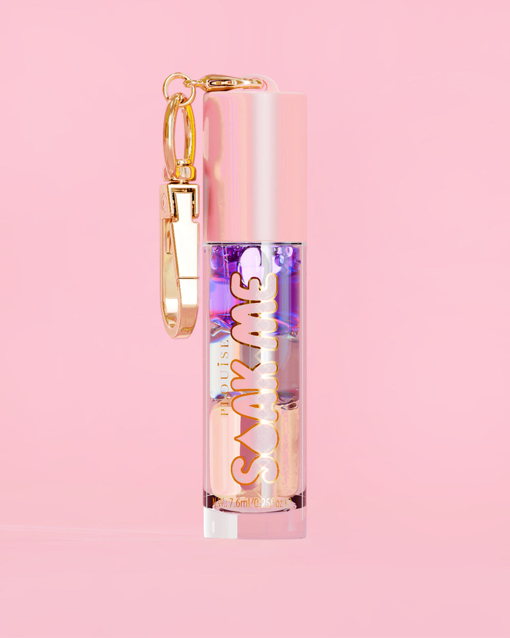P. Louise Soak Me Lip Oil avec de l'huile en couches colorées dans un tube rose avec un fermoir doré sur fond rose
