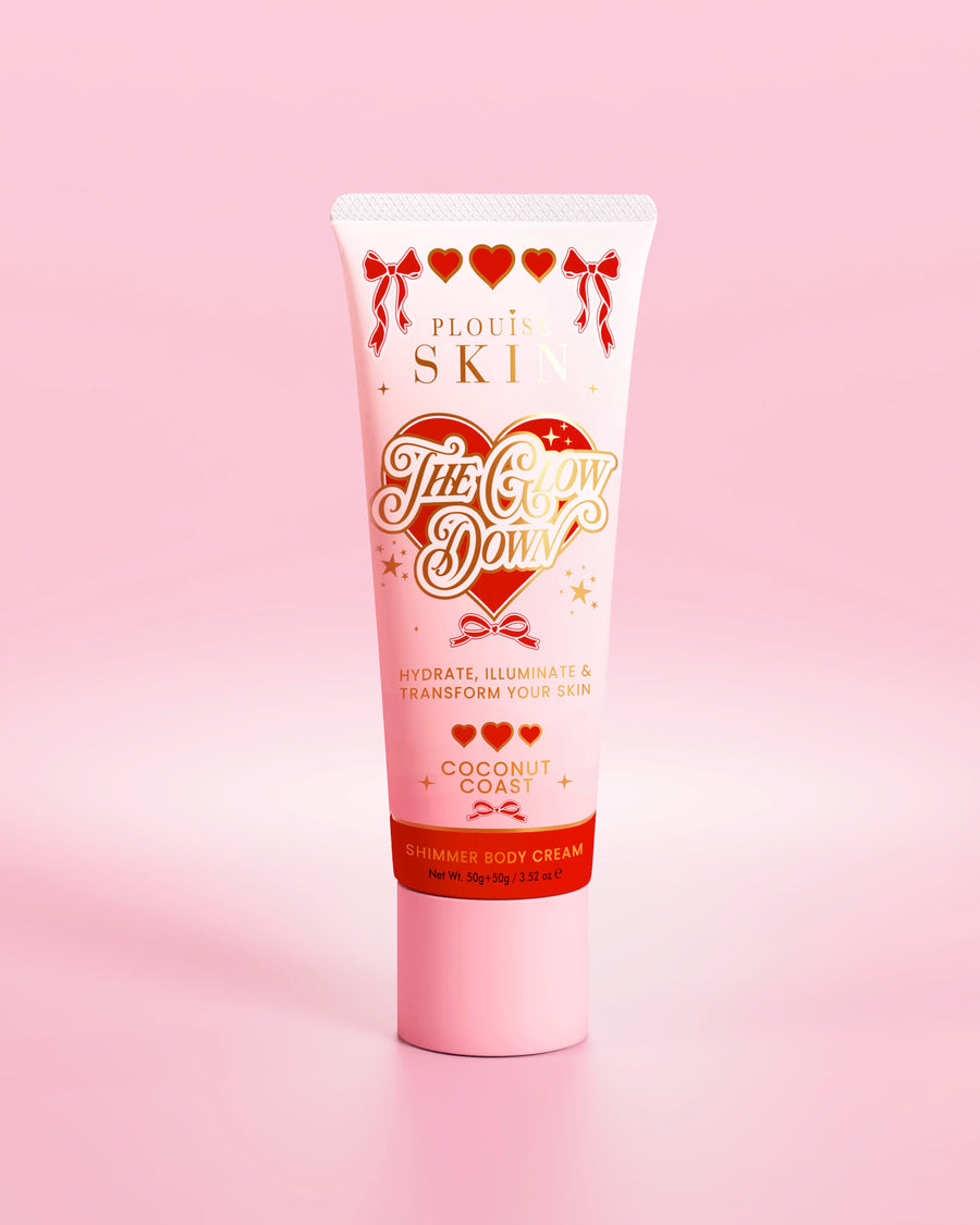 Tube rose de crème pour le corps scintillante P.Louise The Glow Down au parfum Coconut Coast sur fond rose