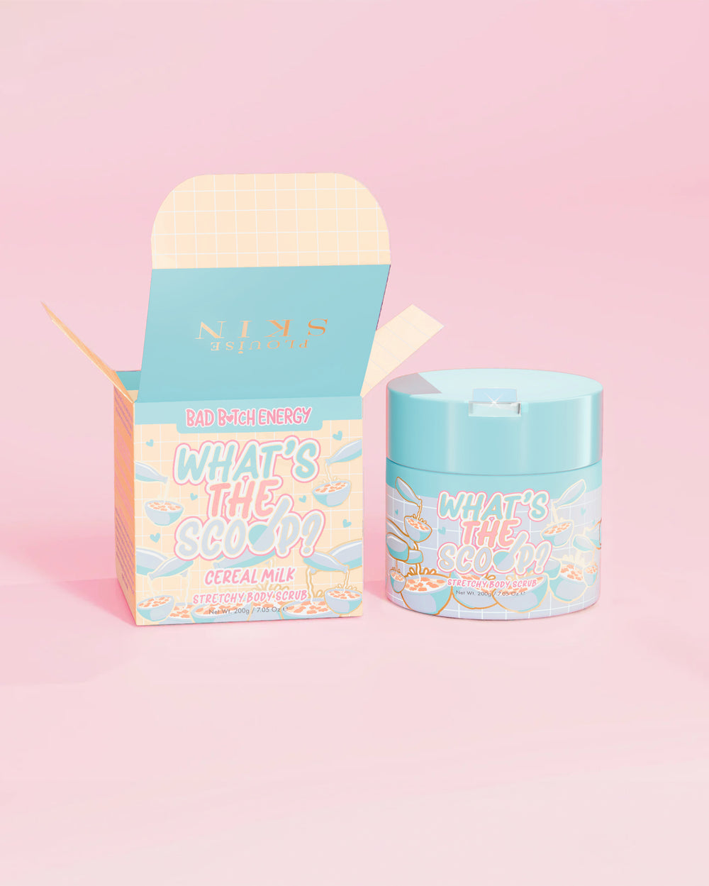 P.Louise « Quel est le scoop ? » gommage corporel extensible au parfum de lait de céréales avec un emballage design de lait de céréales sur fond rose