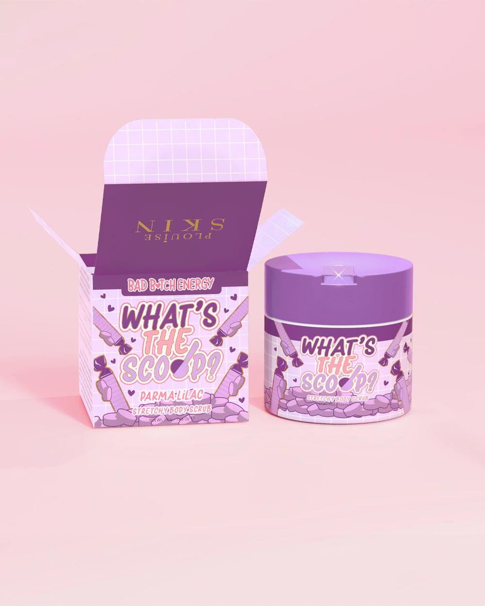 P.Louise « Quel est le scoop ? » gommage corporel extensible au parfum lilas palma avec un emballage design lilas palma sur fond rose