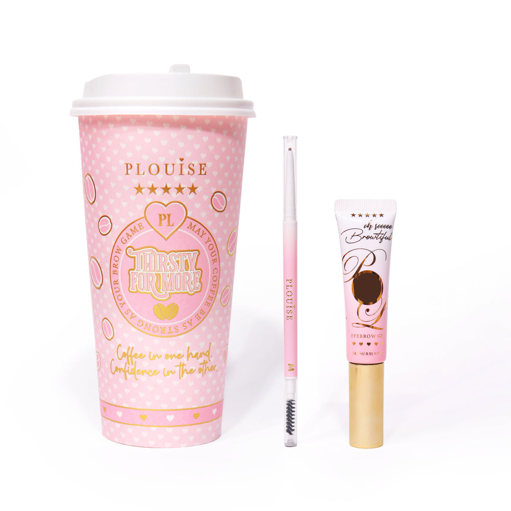 Image d'un produit représentant un crayon à sourcils à double extrémité à côté d'un tube de gel à sourcils, à côté d'une tasse à café rose avec un mélange de rose et d'or sur un fond blanc.