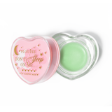 Masque de sommeil à lèvres en forme de coeur rose avec le couvercle retiré sur fond blanc