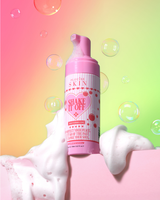 Flacon moussant rose de P.Louise Shake It Off Face Cleanserv avec motif coeur sur fond coloré avec bulles
