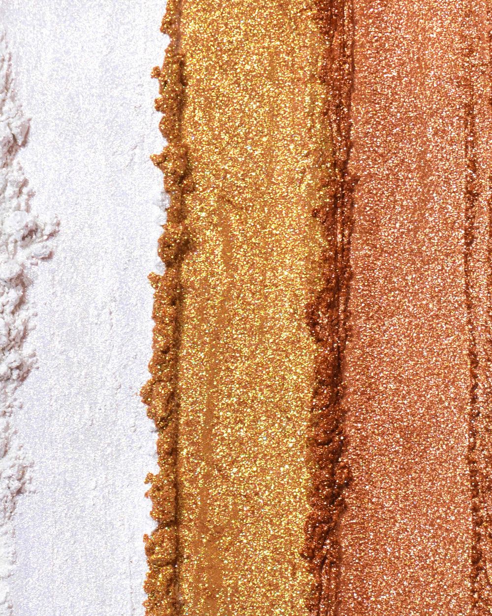 Gros plan d'échantillons de pigments de fard à paupières à paillettes libres P.Louise Secret Stardust