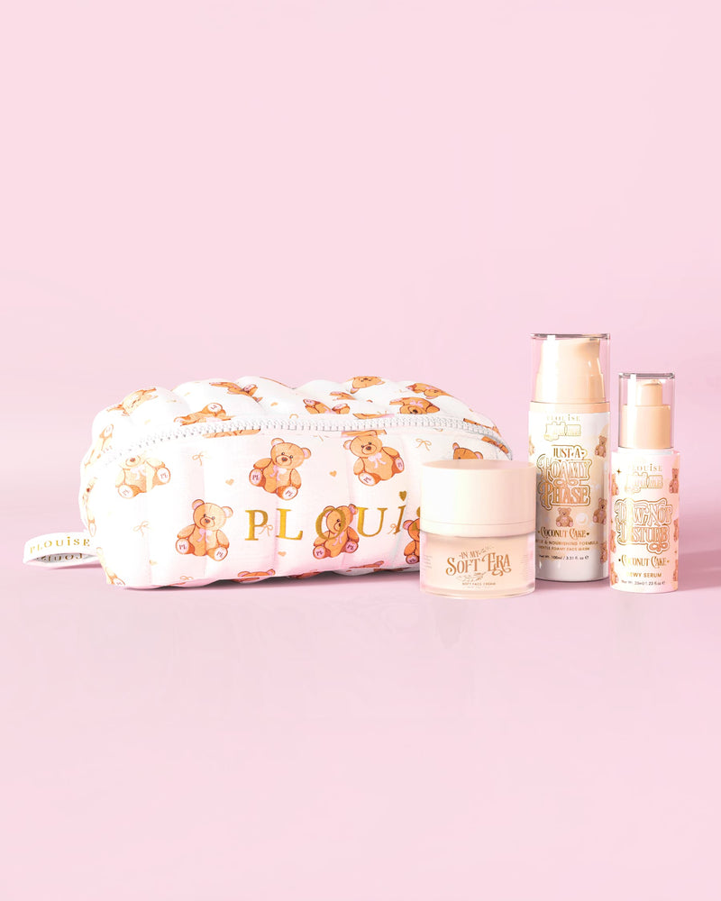 Une image du kit de démarrage de soins de la peau P.Louise Softest Touch avec une trousse de soins de la peau et de maquillage en forme d'ours en peluche en gros caractères et 3 produits de soins de la peau sur fond rose