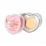 Masque de sommeil à lèvres en forme de coeur rose avec le couvercle retiré sur fond blanc