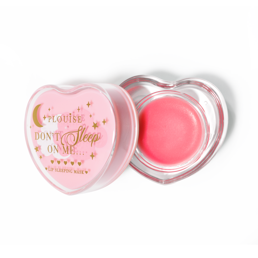 Masque de sommeil à lèvres en forme de coeur rose avec le couvercle retiré sur fond blanc